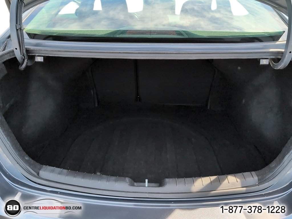 2017 Hyundai Elantra in Granby, Quebec - 10 - w1024h768px