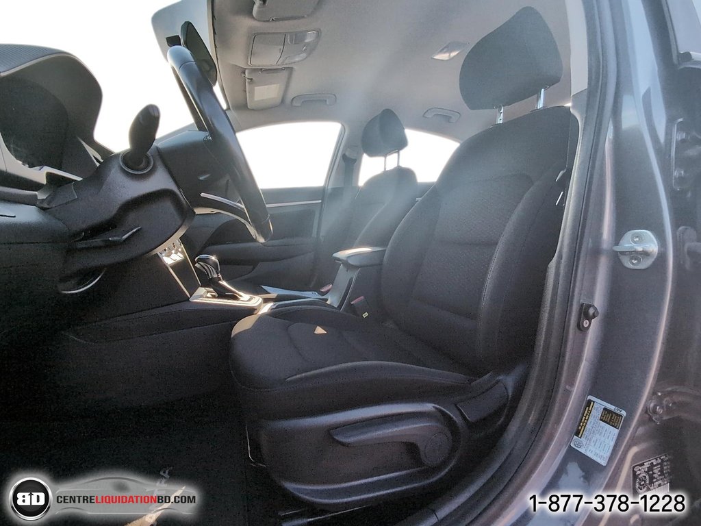 2019 Hyundai Elantra Preferred in Granby, Quebec - 12 - w1024h768px
