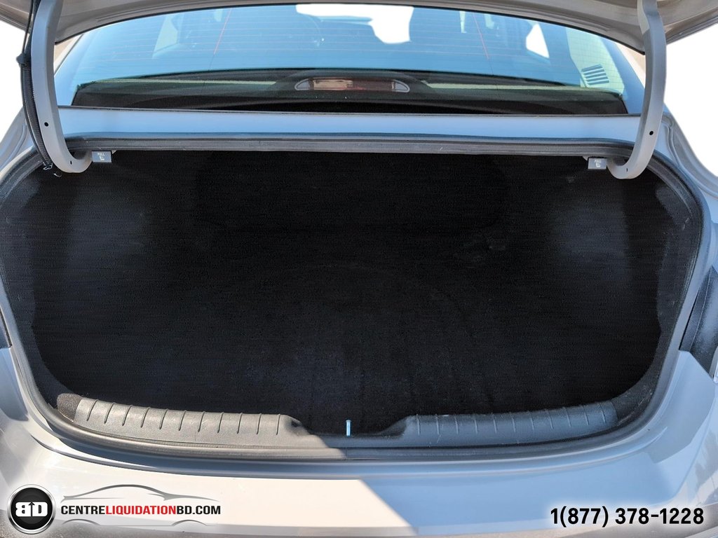 2022 Hyundai Elantra Preferred in Granby, Quebec - 11 - w1024h768px