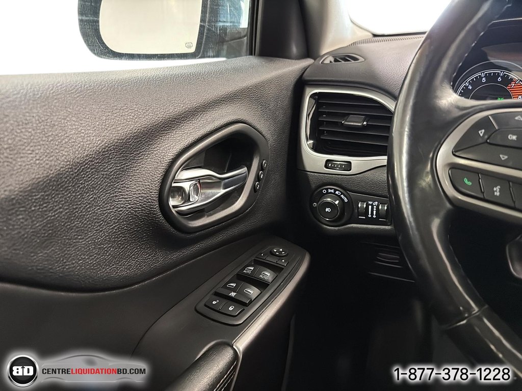 2019 Jeep Cherokee LIMITED CUIR TOIT PANO 4X4 in Granby, Quebec - 18 - w1024h768px