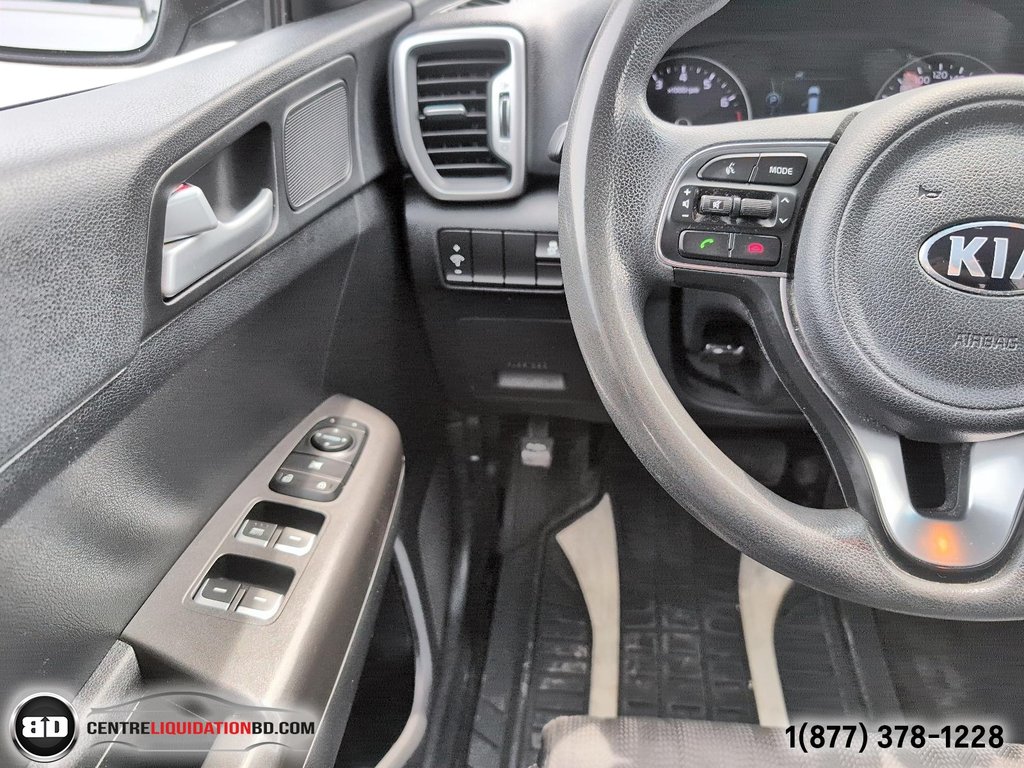 2017 Kia Sportage LX AWD 2.4L in Granby, Quebec - 17 - w1024h768px