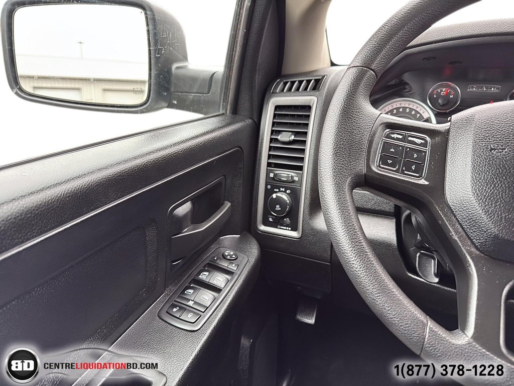2021 Ram 1500 Classic Express QUAD CAB V6 3.6L 4X4 in Granby, Quebec - 18 - w1024h768px