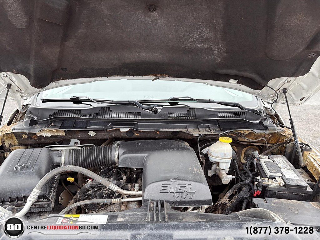 2021 Ram 1500 Classic Express QUAD CAB V6 3.6L 4X4 in Granby, Quebec - 13 - w1024h768px