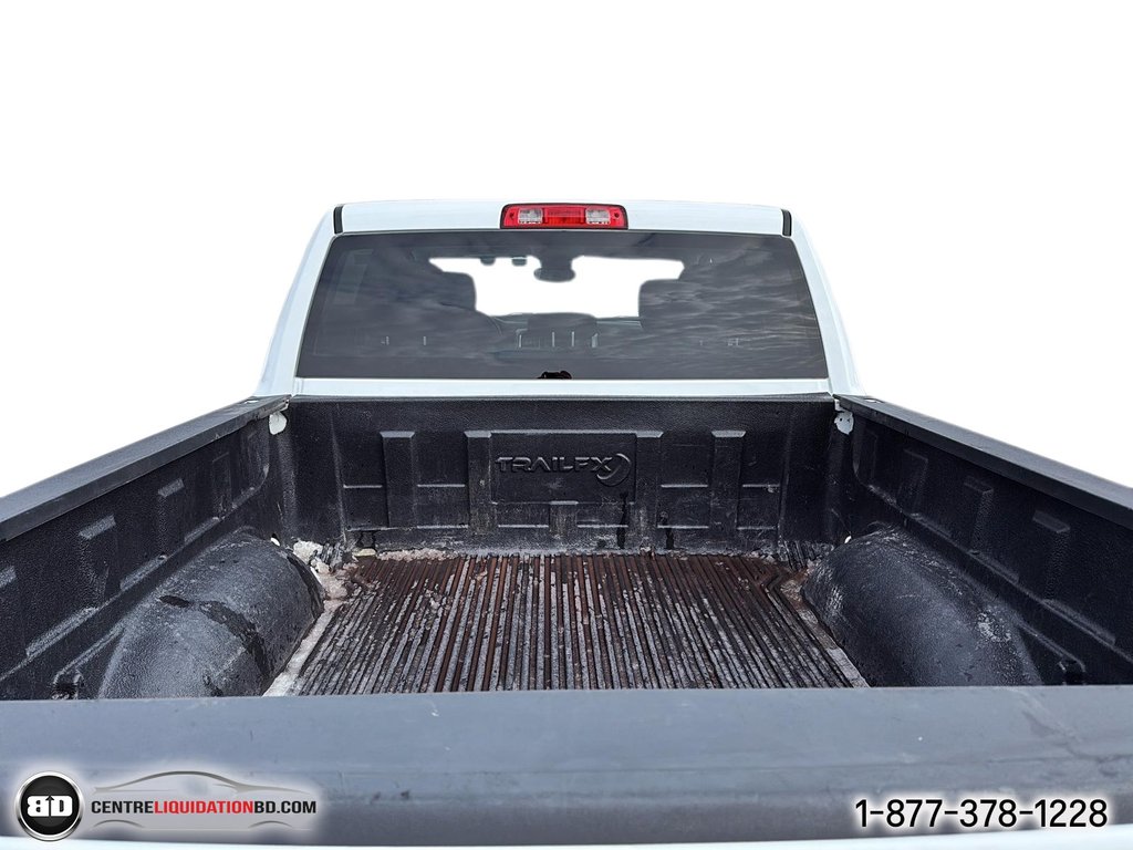 Ram 1500 Classic SLT V6 3.6L CREW CAB BOÎTE 5.5P 2023 à Granby, Québec - 11 - w1024h768px