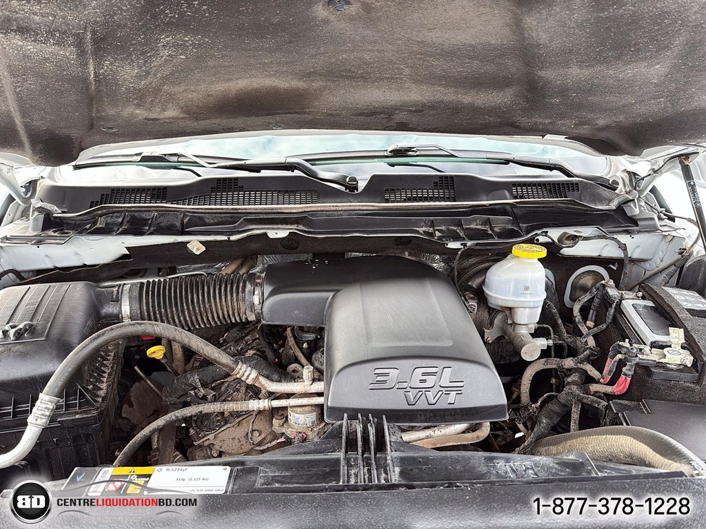 Ram 1500 Classic SLT V6 3.6L CREW CAB BOÎTE 5.5P 2023 à Granby, Québec - 13 - w1024h768px