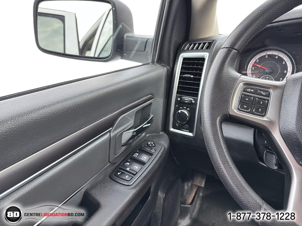 Ram 1500 Classic SLT V6 3.6L CREW CAB BOÎTE 5.5P 2023 à Granby, Québec - 18 - w1024h768px