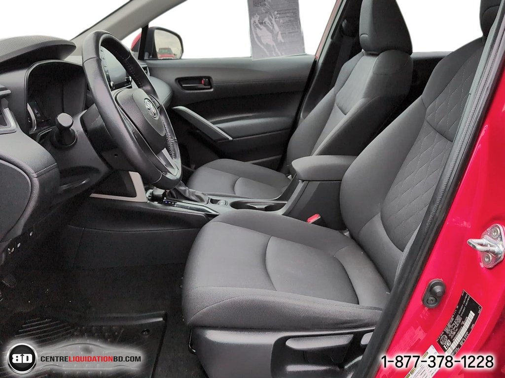 2022 Toyota COROLLA CROSS LE in Granby, Quebec - 13 - w1024h768px