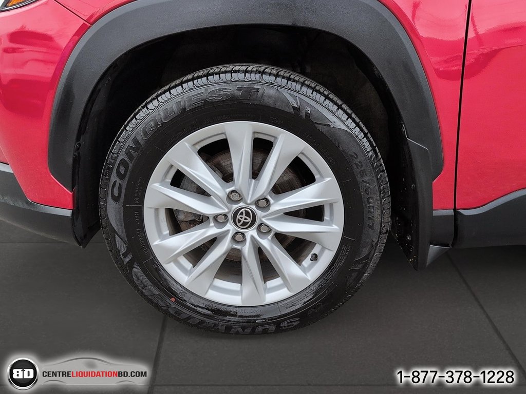 2022 Toyota COROLLA CROSS LE in Granby, Quebec - 12 - w1024h768px