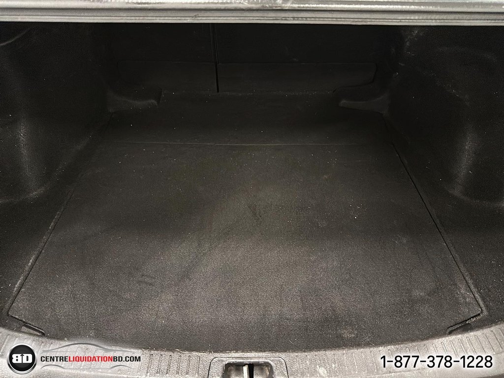 2020 Toyota Corolla XLE in Granby, Quebec - 8 - w1024h768px