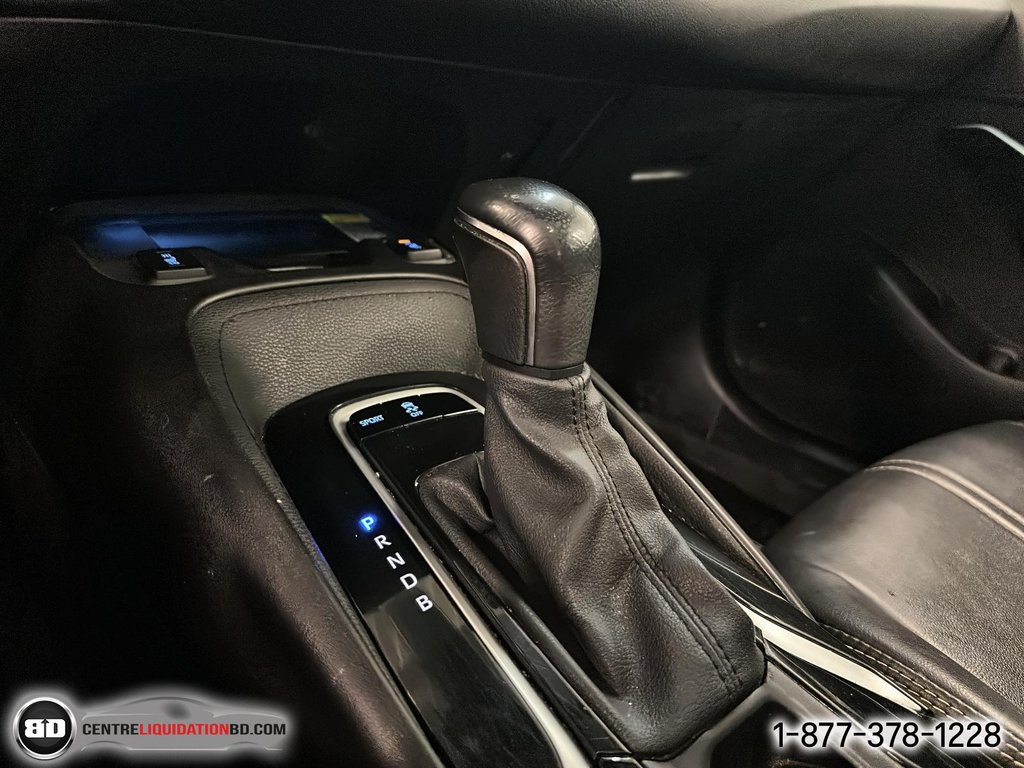 2020 Toyota Corolla XLE in Granby, Quebec - 17 - w1024h768px