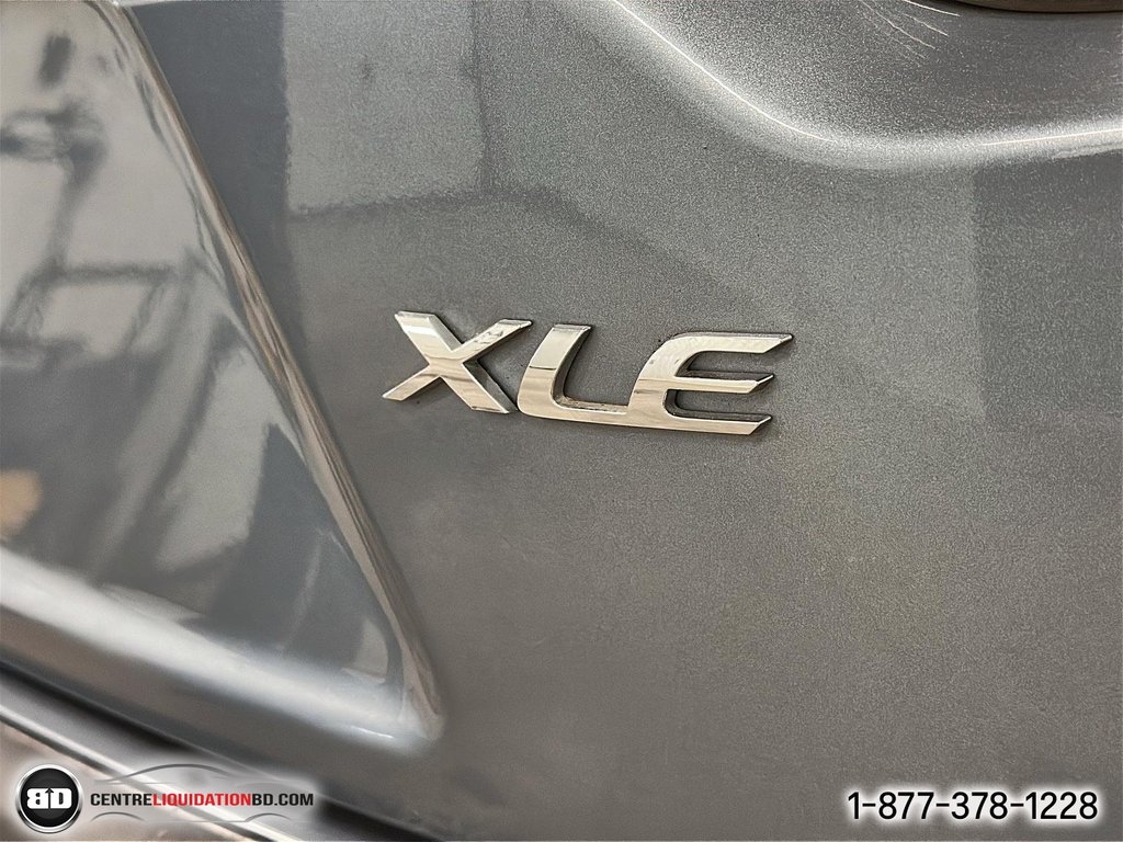 2020 Toyota Corolla XLE in Granby, Quebec - 18 - w1024h768px