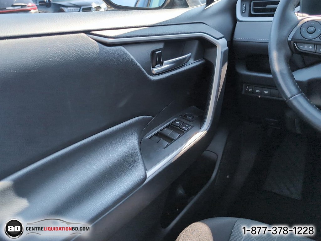 2021 Toyota RAV4 XLE in Granby, Quebec - 14 - w1024h768px