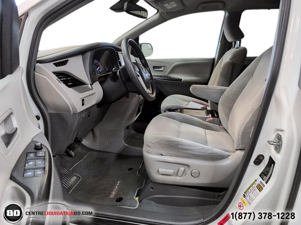 2019 Toyota Sienna LE in Granby, Quebec - 13 - w1024h768px