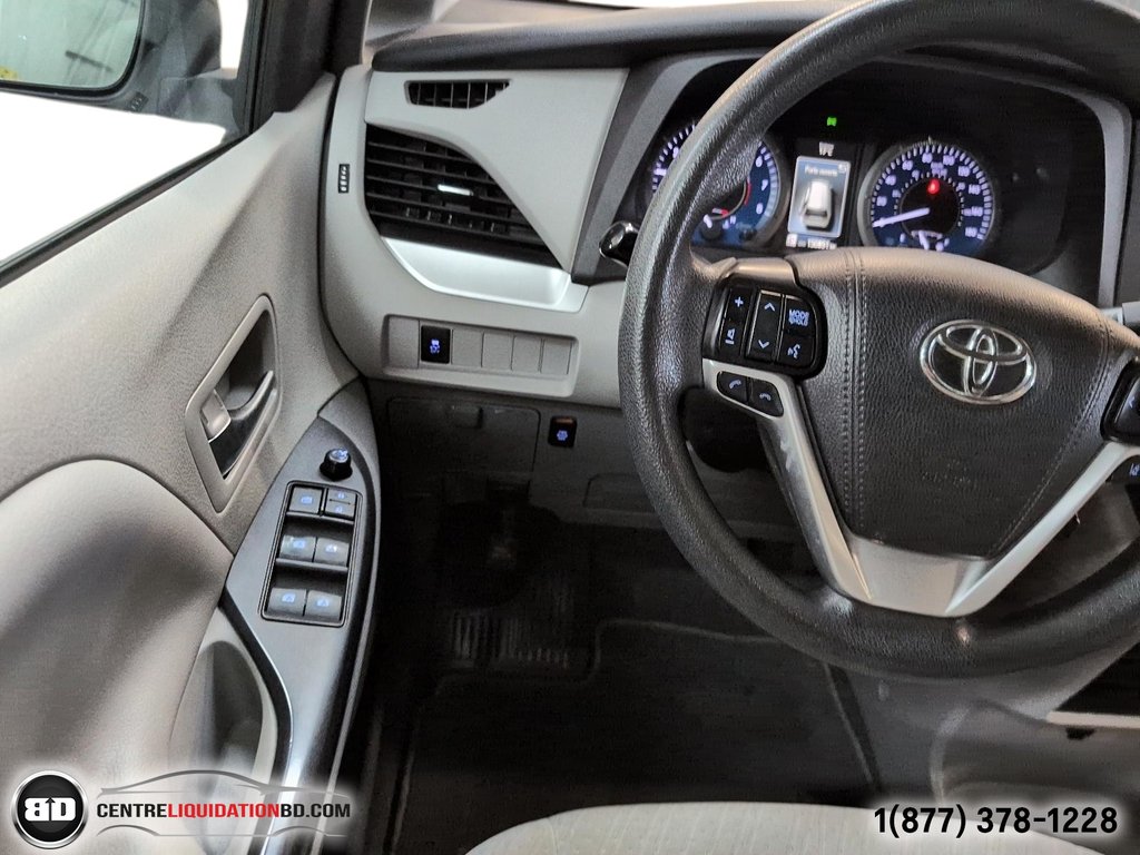 2019 Toyota Sienna LE in Granby, Quebec - 17 - w1024h768px