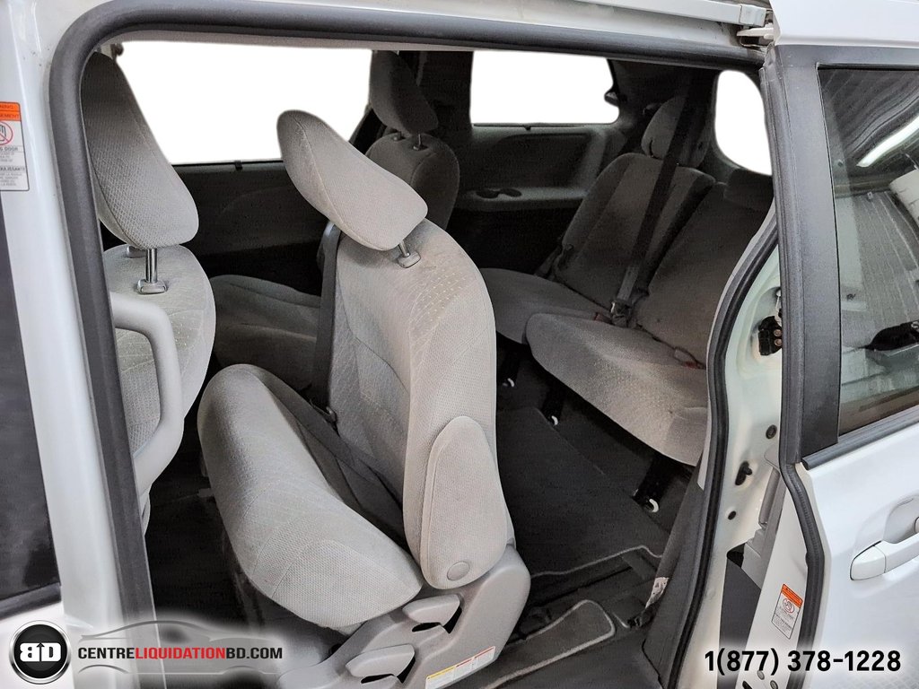 2019 Toyota Sienna LE in Granby, Quebec - 14 - w1024h768px