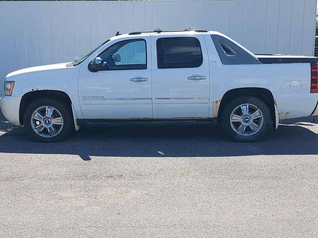 2010 Chevrolet Avalanche in Antigonish, Nova Scotia - 3 - w1024h768px