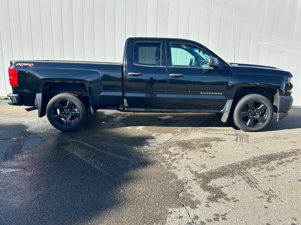 2017  Silverado 1500 Black Out Edition | Cam | USB | 20s | Bluetooth in Saint John, New Brunswick - 8 - w1024h768px