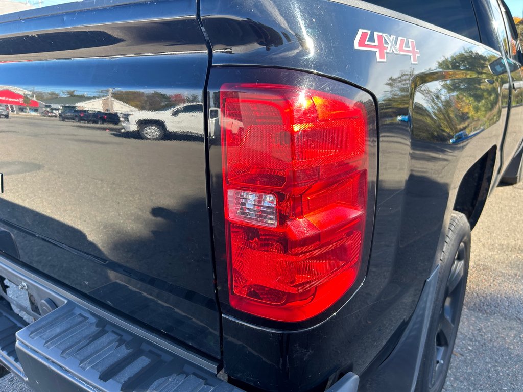 2017  Silverado 1500 Black Out Edition | Cam | USB | 20s | Bluetooth in Saint John, New Brunswick - 43 - w1024h768px