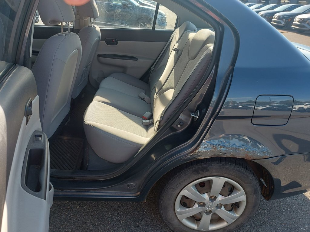 2010 Hyundai Accent in Antigonish, Nova Scotia - 37 - w1024h768px