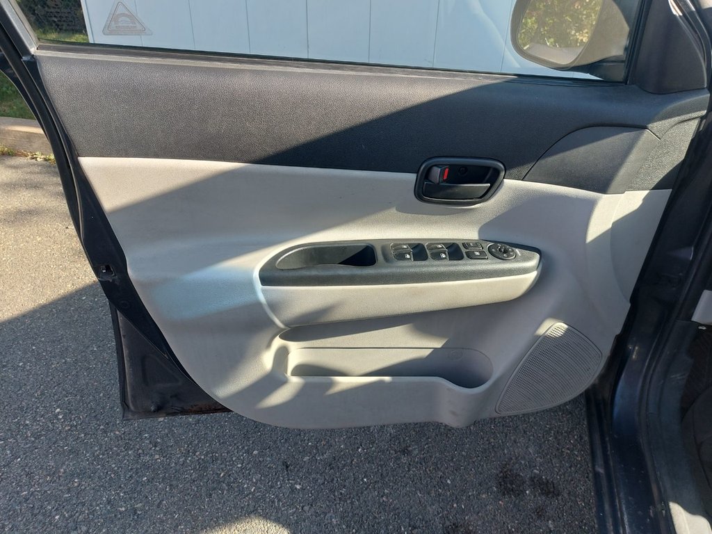 2010 Hyundai Accent in Antigonish, Nova Scotia - 34 - w1024h768px
