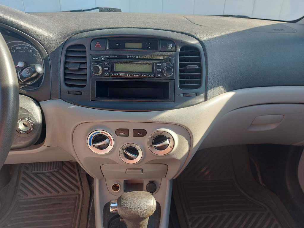 2010 Hyundai Accent in Antigonish, Nova Scotia - 22 - w1024h768px