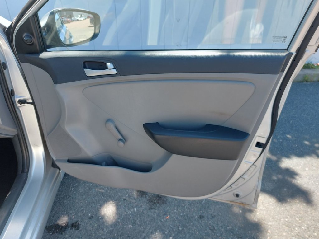 2013 Hyundai Accent in Antigonish, Nova Scotia - 56 - w1024h768px
