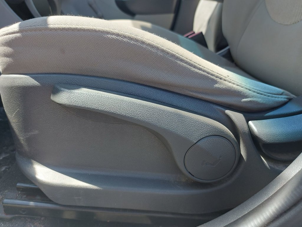 2013 Hyundai Accent in Antigonish, Nova Scotia - 37 - w1024h768px