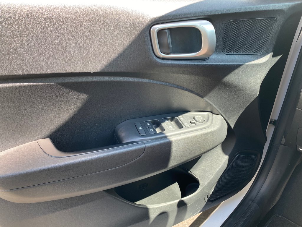 Hyundai Venue Preferred | Cam | USB | HtdSeat | Warranty to 2028 2023 à Saint John, Nouveau-Brunswick - 43 - w1024h768px