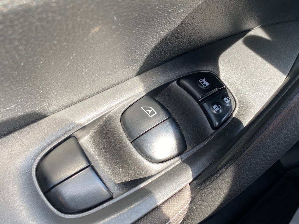 2017 Nissan Qashqai SV | SunRoof | Cam | USB | HtdSeats | Bluetooth in Saint John, New Brunswick - 14 - w1024h768px