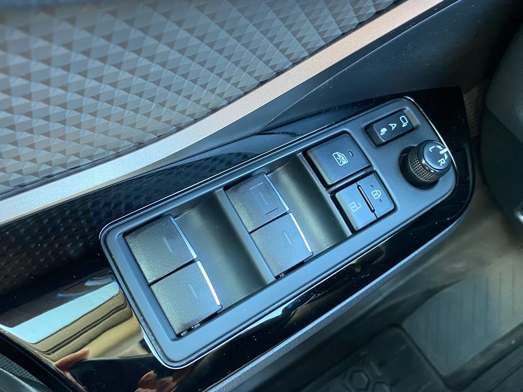 2021 Toyota C-HR XLE PREMIUM | Cam | USB | SafetySense2.5 | HtdMir in Saint John, New Brunswick - 14 - w1024h768px