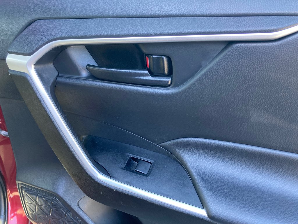 2020 Toyota RAV4 HYBRID LE | Cam | USB | Warranty to 2028 in Saint John, New Brunswick - 39 - w1024h768px