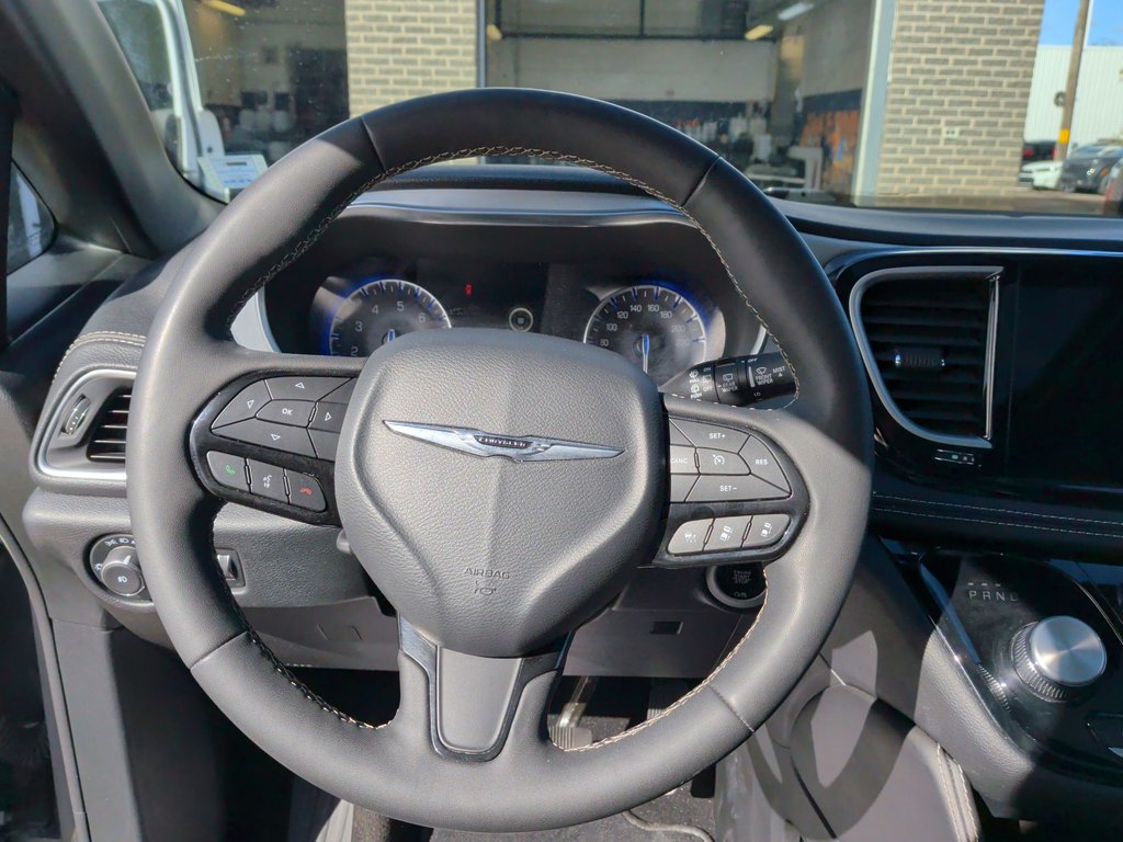 2025 Chrysler PACIFICA LIMITED | Leather | AC | Cam | Warranty to 2030 in Saint John, New Brunswick - 12 - w1024h768px