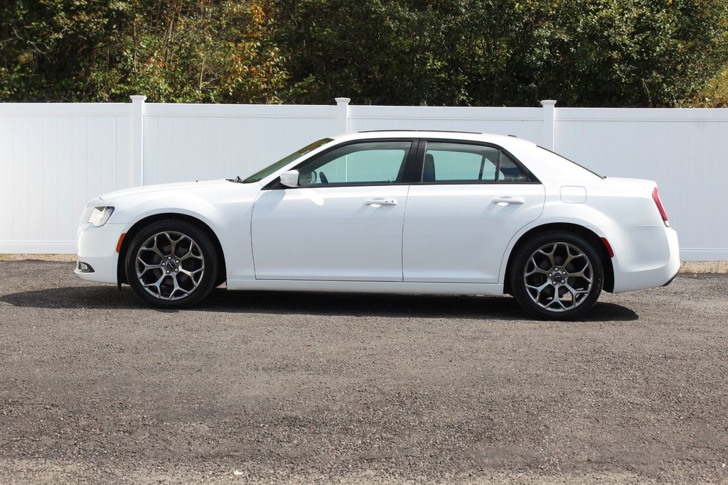 2016 Chrysler 300 in Antigonish, Nova Scotia - 4 - w1024h768px