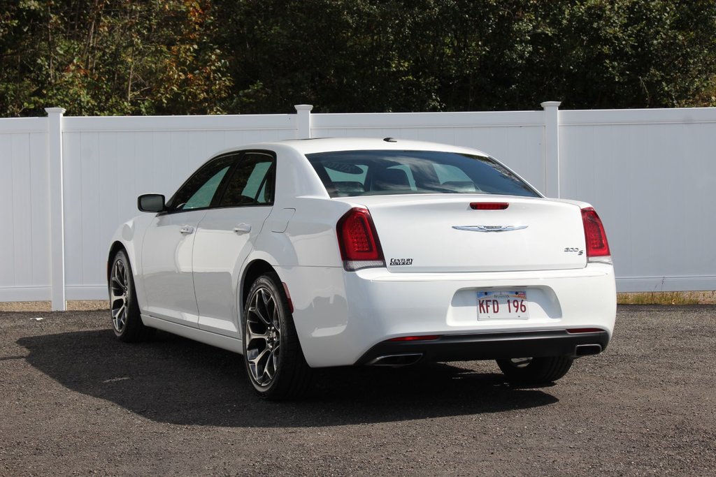 2016 Chrysler 300 in Antigonish, Nova Scotia - 5 - w1024h768px