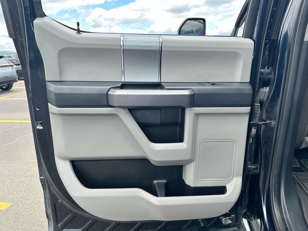2022 Ford Super Duty F-250 SRW XLT | GAS  Roof | Cam | Bluetooth | Htd Sts | Aux in Saint John, New Brunswick - 35 - w1024h768px