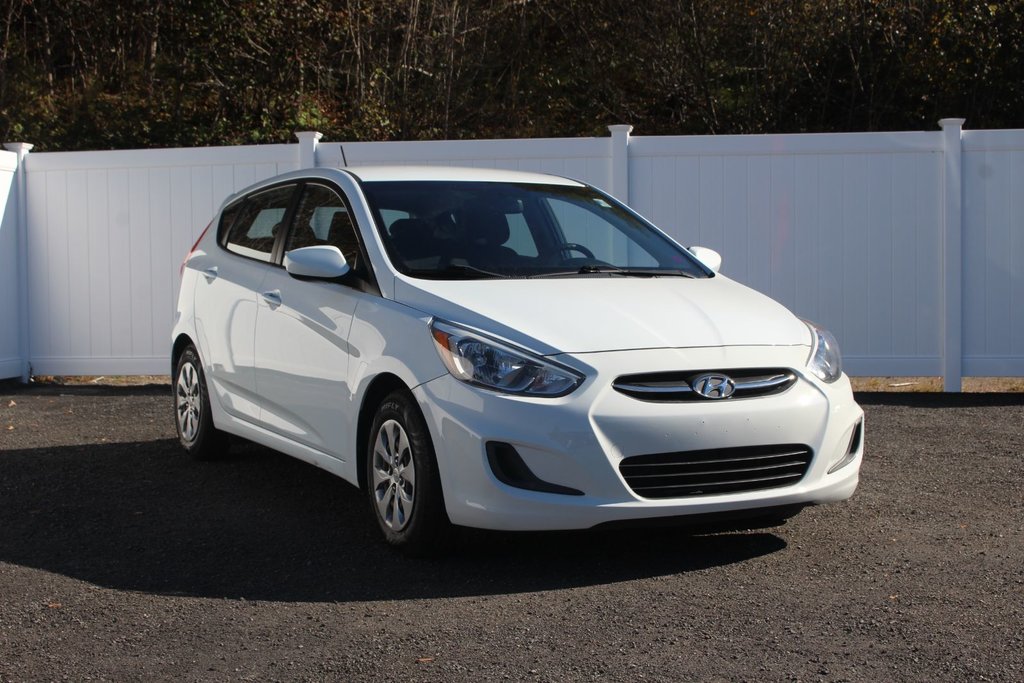 2015  Accent L | 6-Spd | 138hp | USB | CD | AM/FM | ABS in Saint John, New Brunswick - 1 - w1024h768px