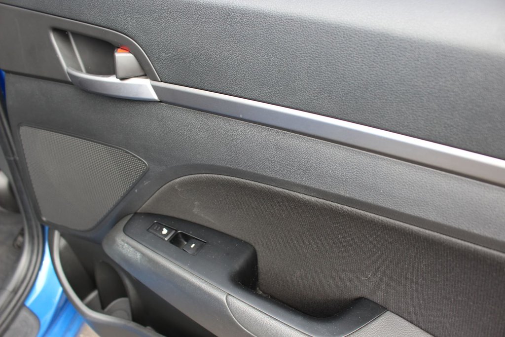 Hyundai Elantra GLS | SunRoof | HtdSeats | Cam | Bluetooth | Aux 2017 à Saint John, Nouveau-Brunswick - 40 - w1024h768px
