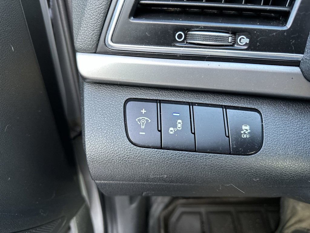 2017 Hyundai Elantra in Antigonish, Nova Scotia - 22 - w1024h768px