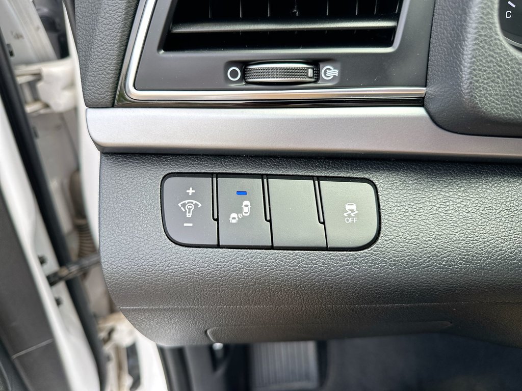 2017 Hyundai ELANTRA GLS | Roof | | HtdSeats | Bluetooth | Aux | USB in Saint John, New Brunswick - 22 - w1024h768px