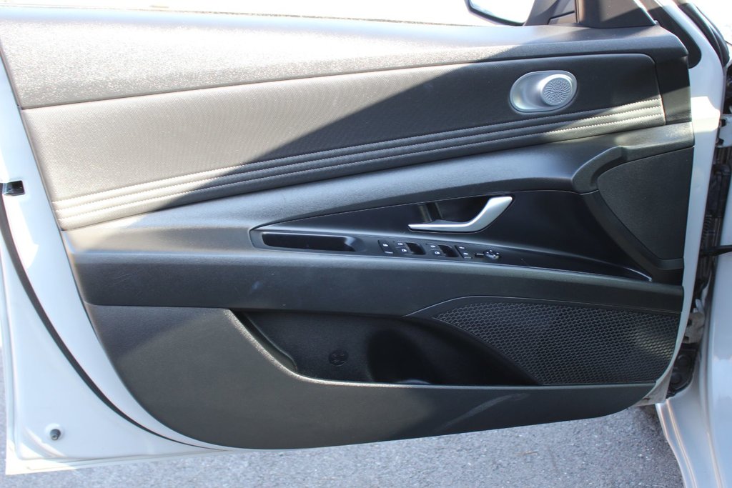 2023 Hyundai Elantra Preferred Tech | Roof | Cam | Warranty to 2028 in Saint John, New Brunswick - 61 - w1024h768px