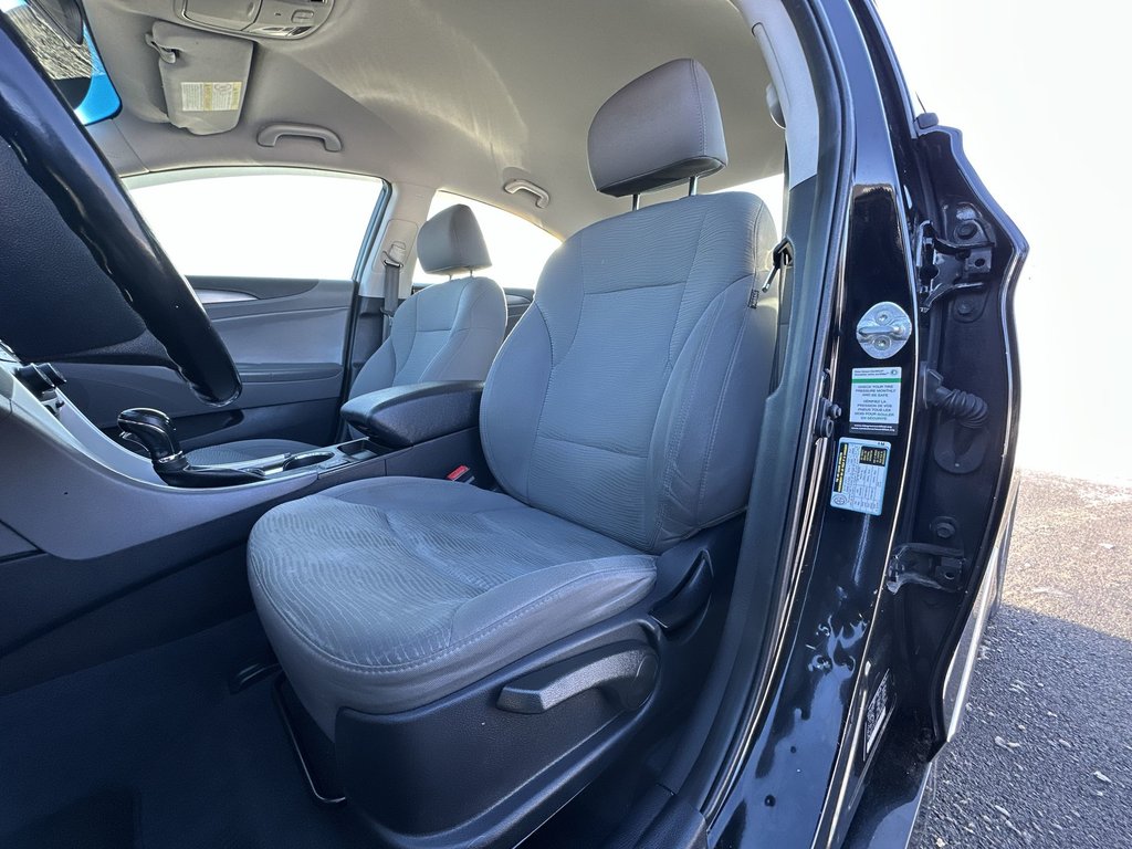 2015 Hyundai Sonata Hybrid Base | HtdSeats | Cam | Bluetooth | USB | Aux | AC in Saint John, New Brunswick - 14 - w1024h768px