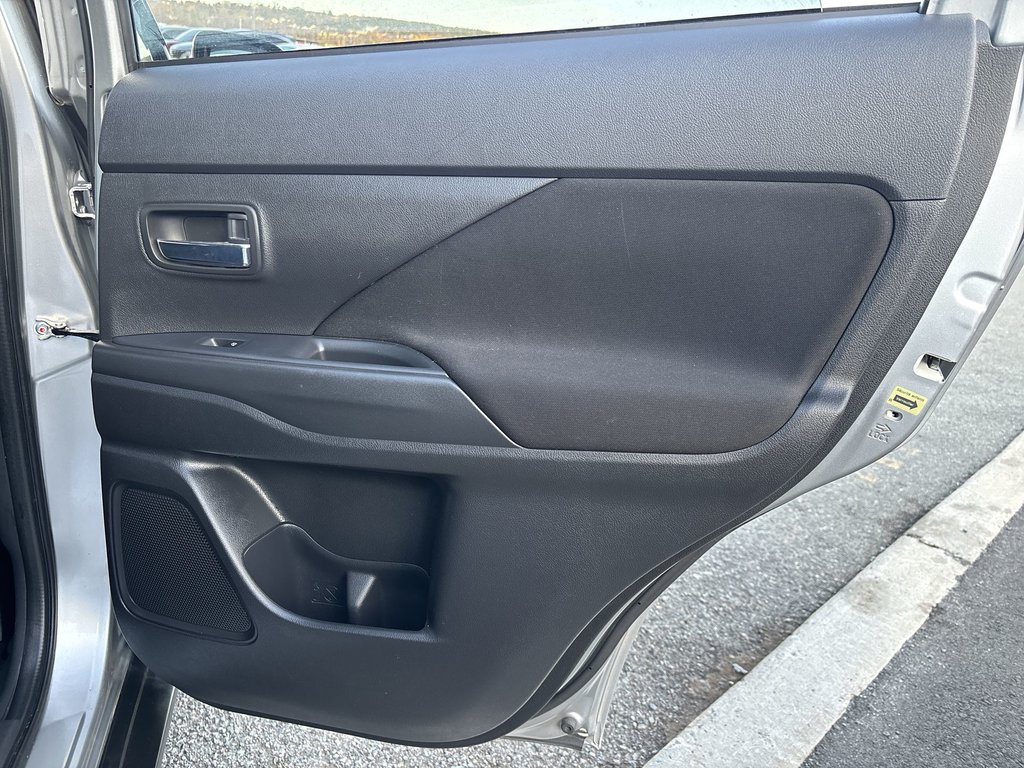 2020 Mitsubishi OUTLANDER SE | Roof | Cam | HtdSeats | Cruise | Aux | USB in Saint John, New Brunswick - 39 - w1024h768px