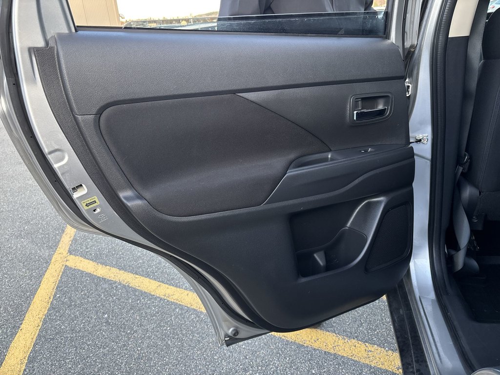2020 Mitsubishi OUTLANDER SE | Roof | Cam | HtdSeats | Cruise | Aux | USB in Saint John, New Brunswick - 34 - w1024h768px
