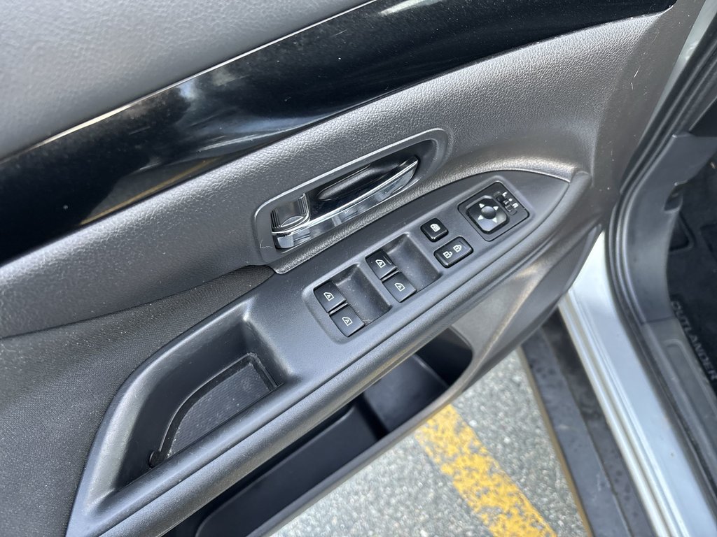2020 Mitsubishi OUTLANDER SE | Roof | Cam | HtdSeats | Cruise | Aux | USB in Saint John, New Brunswick - 14 - w1024h768px