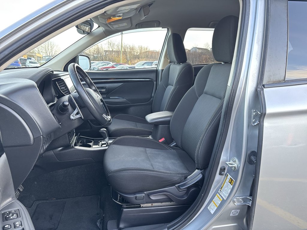 2020 Mitsubishi OUTLANDER SE | Roof | Cam | HtdSeats | Cruise | Aux | USB in Saint John, New Brunswick - 13 - w1024h768px