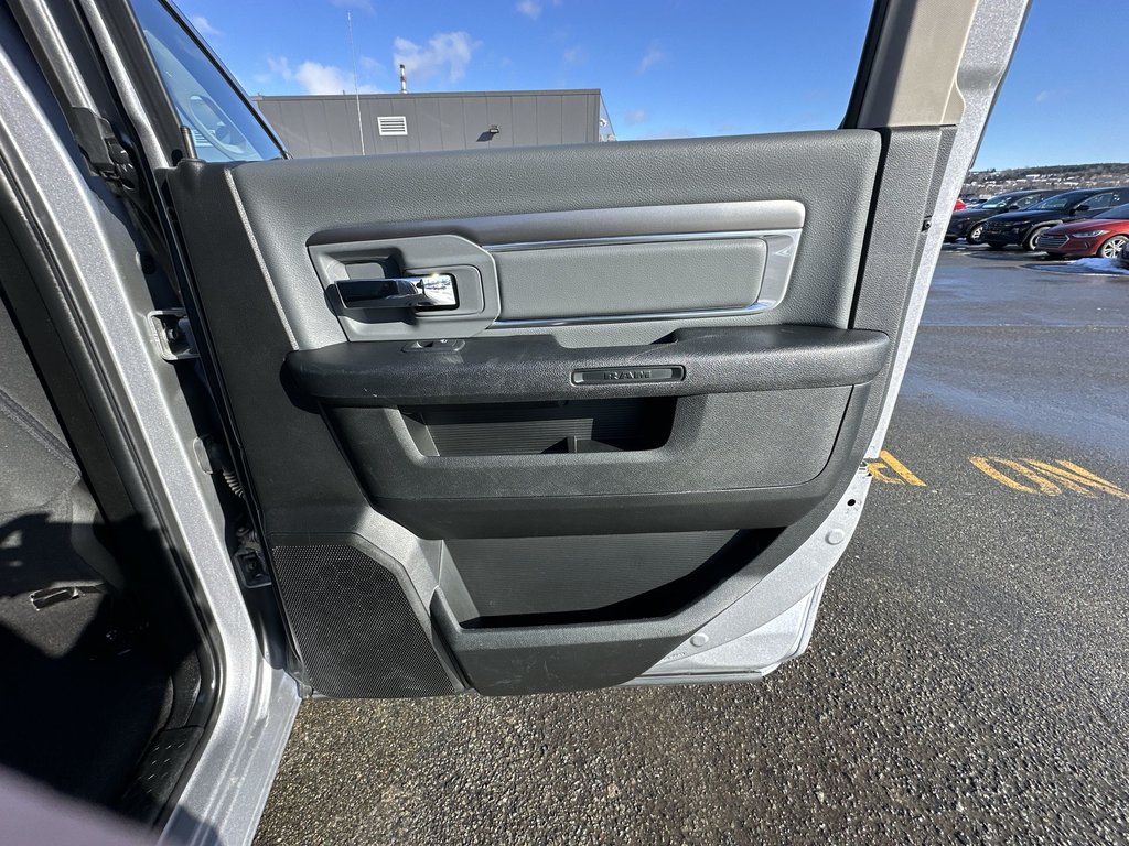 2023 Ram 1500 Classic SLT | Cam | Bluetooth | Aux | Warranty to 2028 in Saint John, New Brunswick - 39 - w1024h768px