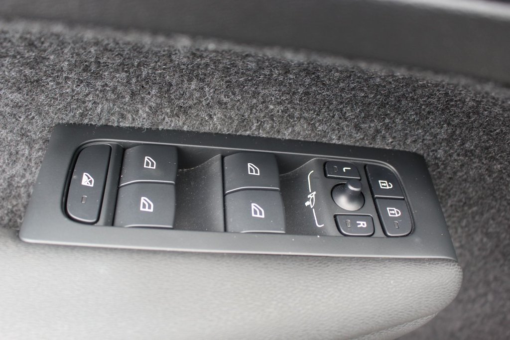 2025 Volvo XC40 Plus Dark Theme | Roof | Lthr | Warranty to 2030 in Saint John, New Brunswick - 43 - w1024h768px