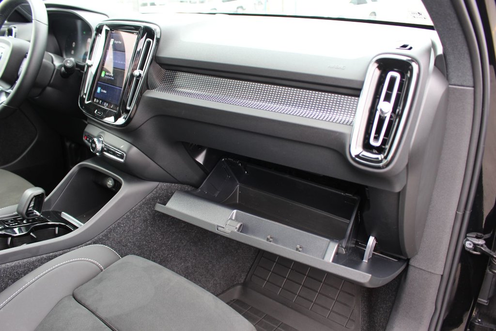 2025 Volvo XC40 Plus Dark Theme | Roof | Lthr | Warranty to 2030 in Saint John, New Brunswick - 40 - w1024h768px