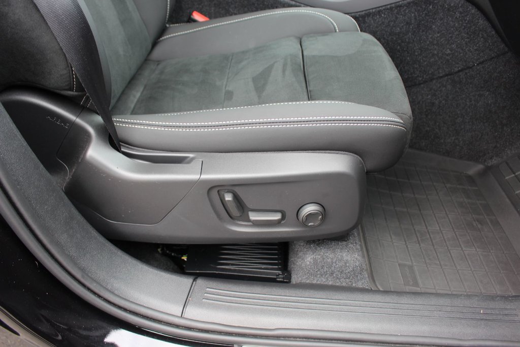 2025 Volvo XC40 Plus Dark Theme | Roof | Lthr | Warranty to 2030 in Saint John, New Brunswick - 41 - w1024h768px