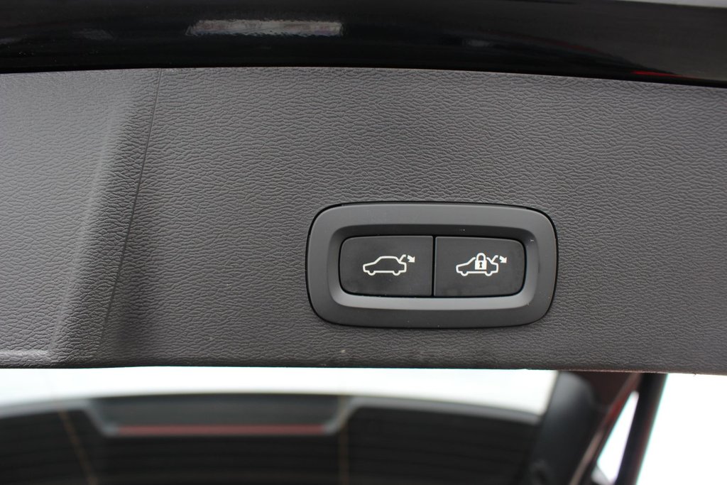 2025 Volvo XC40 Plus Dark Theme | Roof | Lthr | Warranty to 2030 in Saint John, New Brunswick - 54 - w1024h768px